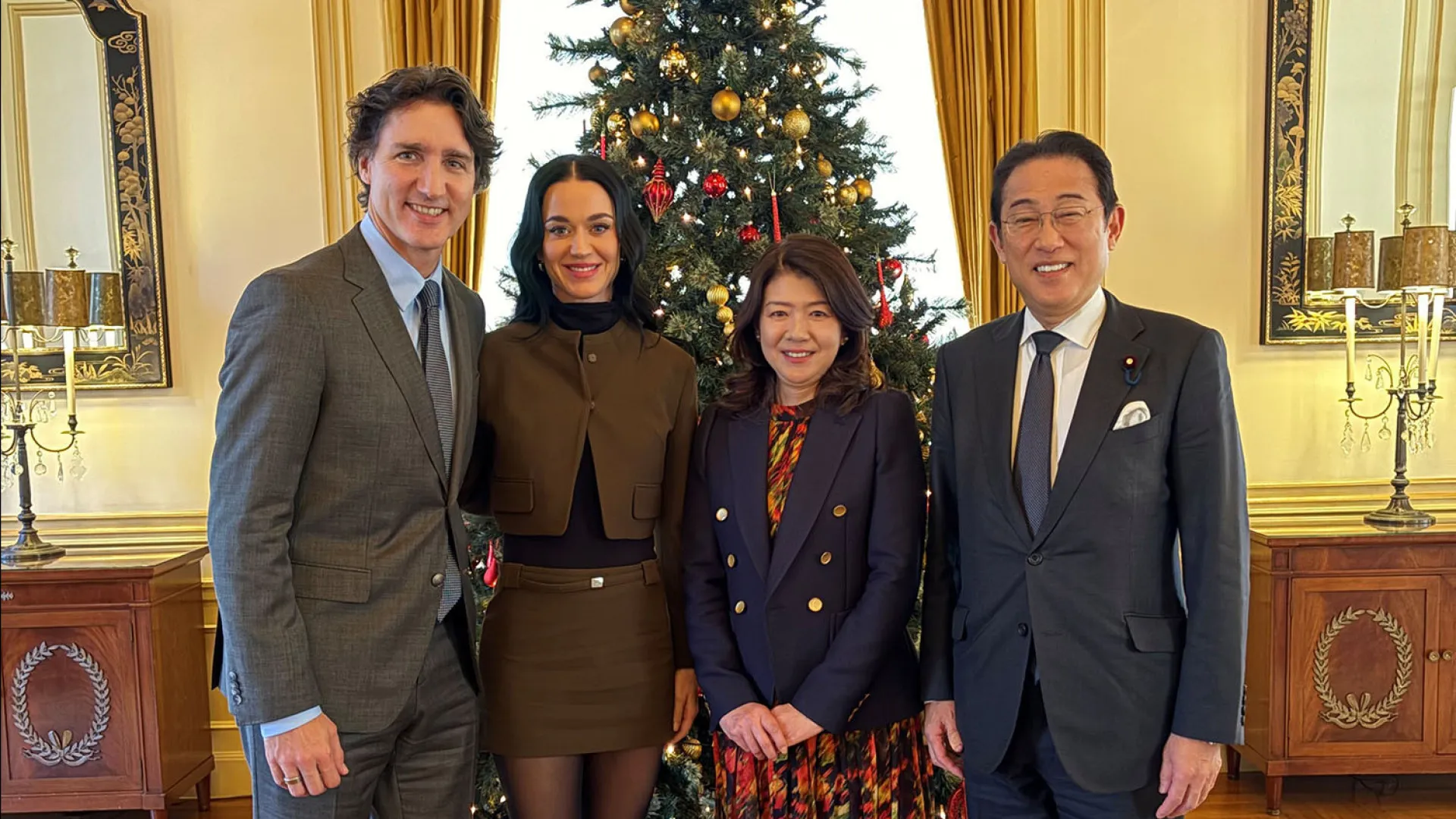 
                    Katy Perry e Justin Trudeau aparecem em foto oficial pela primeira vez
                