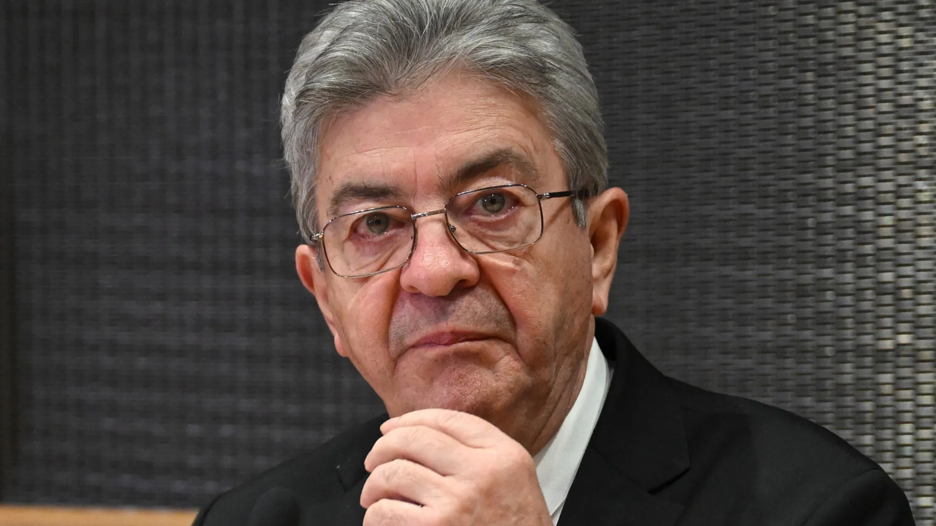 
                    Mélenchon rejeita influência islâmica no partido França Insubmissa
                