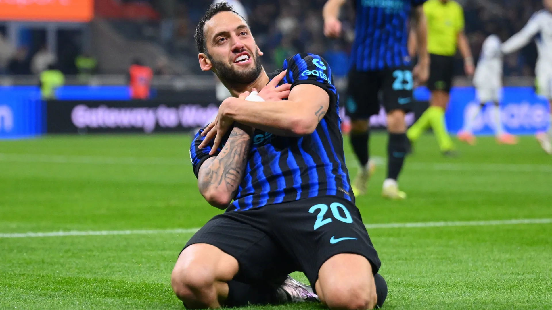 
                    Inter goleia Como e lidera na Serie A à condição
                