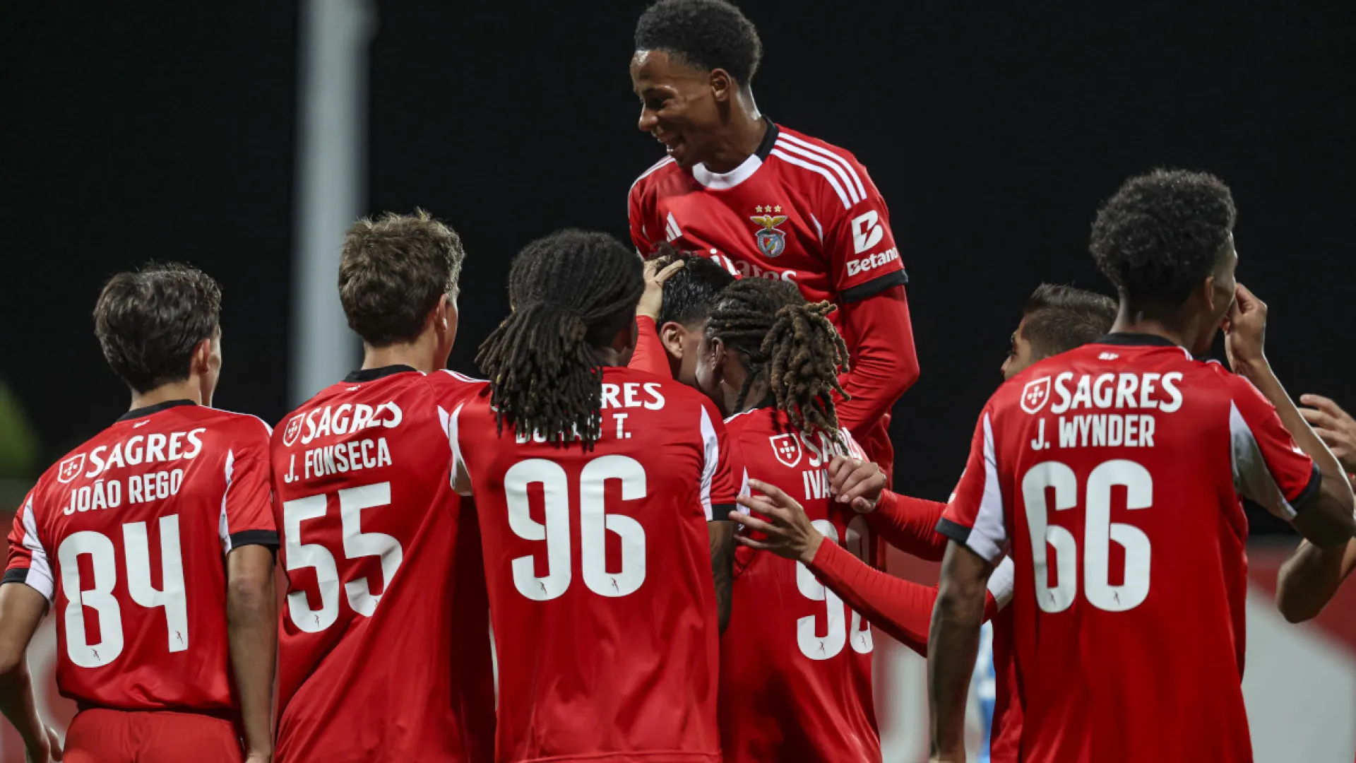 
                    Benfica B derrota Oliveirense e põe fim a série de três jogos sem ganhar
                