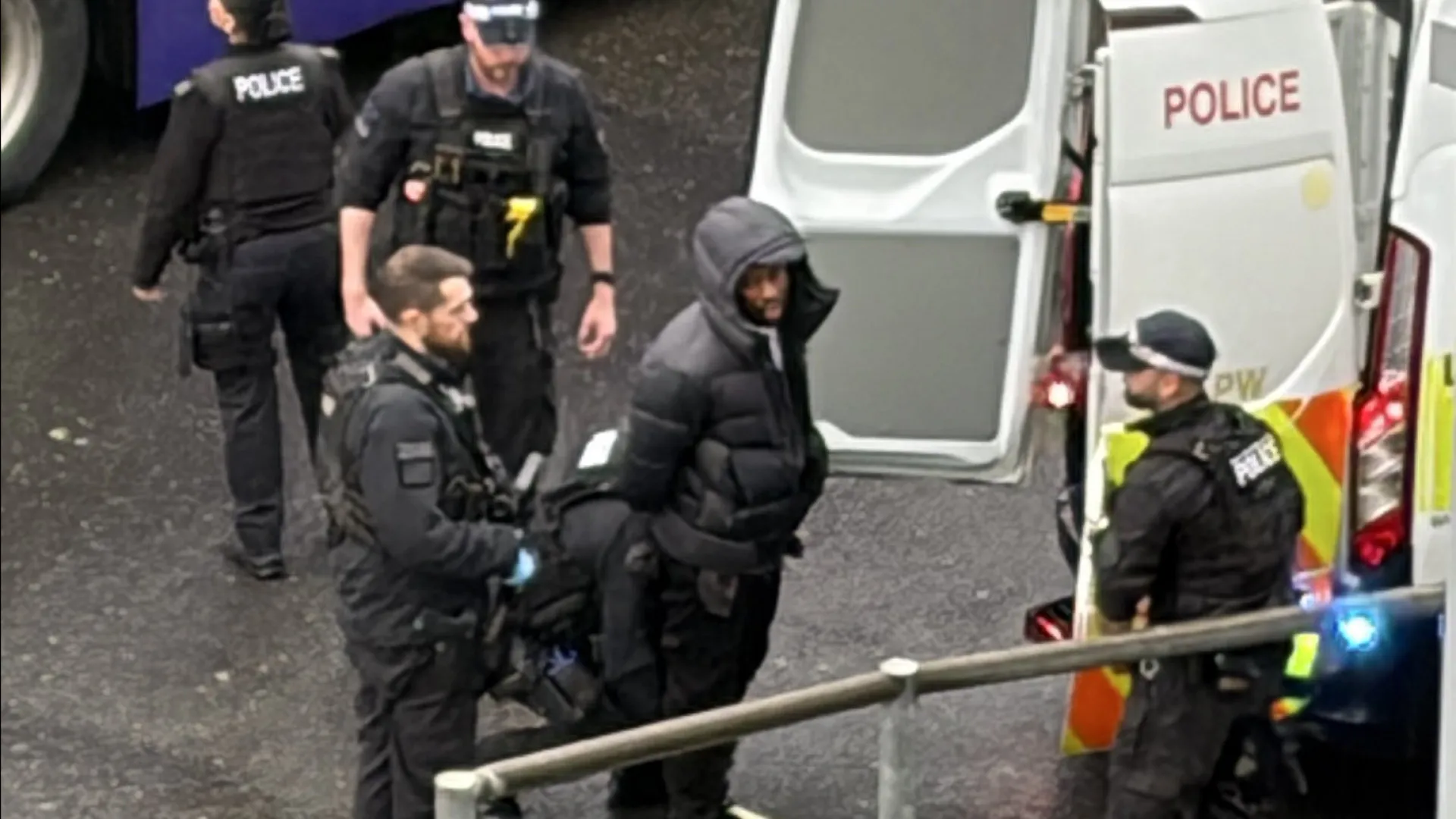 
                    Várias pessoas atacadas com 