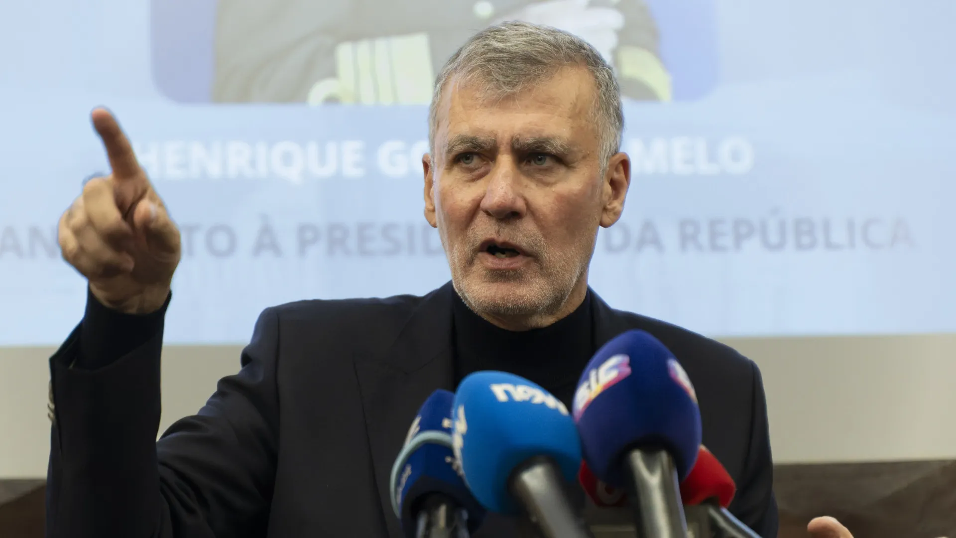 
                    Gouveia e Melo diz-se confiante e alerta Mendes para dúvida prejudicial
                