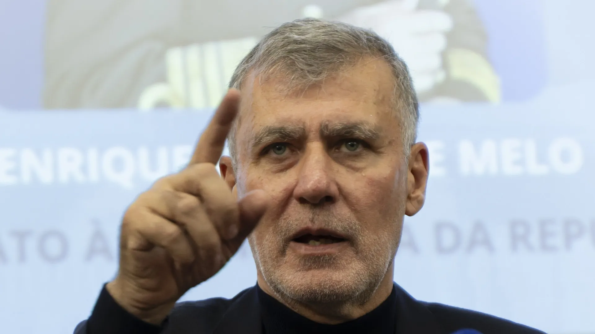 
                    Gouveia e Melo denuncia 