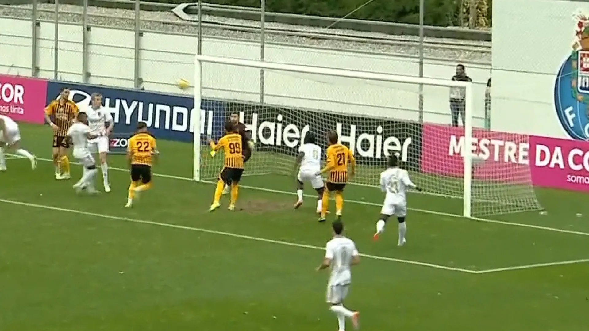 
                    Épico. Estava sem clube, assinou há 4 dias e deu assim vitória ao Lourosa
                