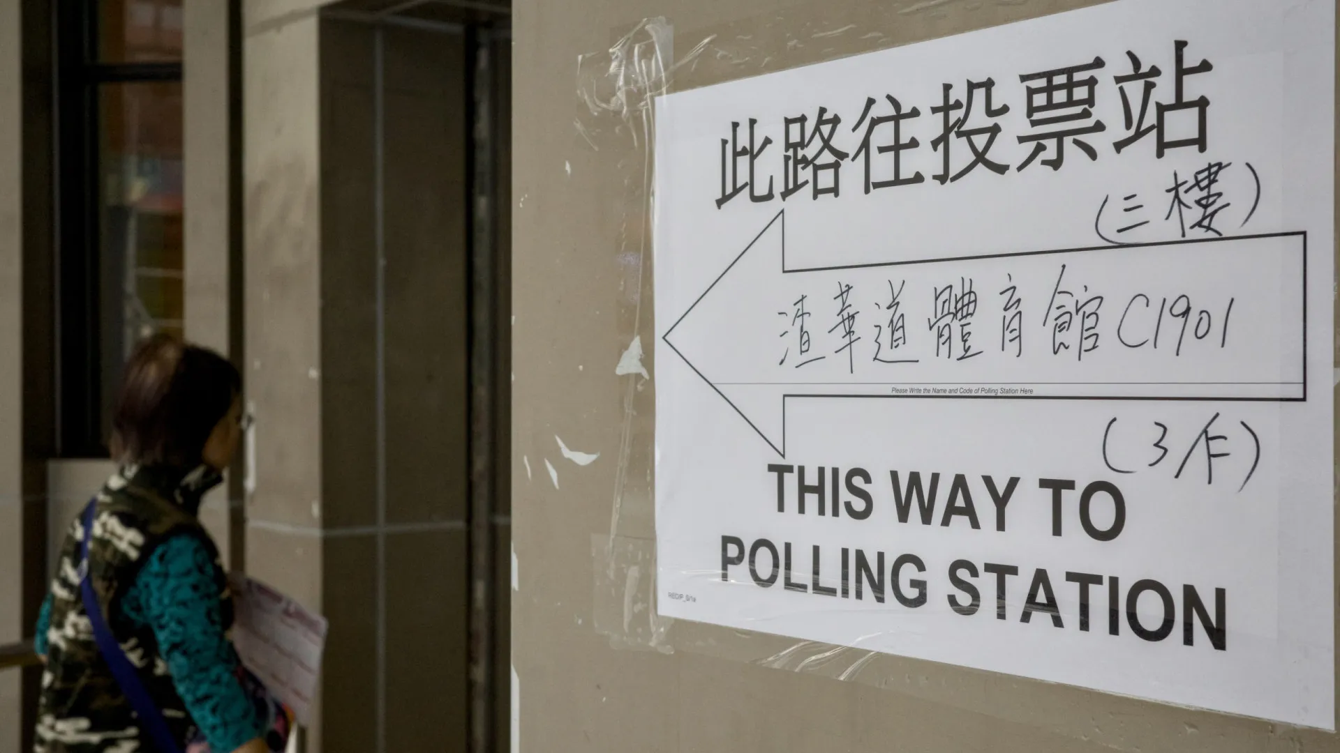 
                    Eleições de Hong Kong com taxa de participação 31,9%
                