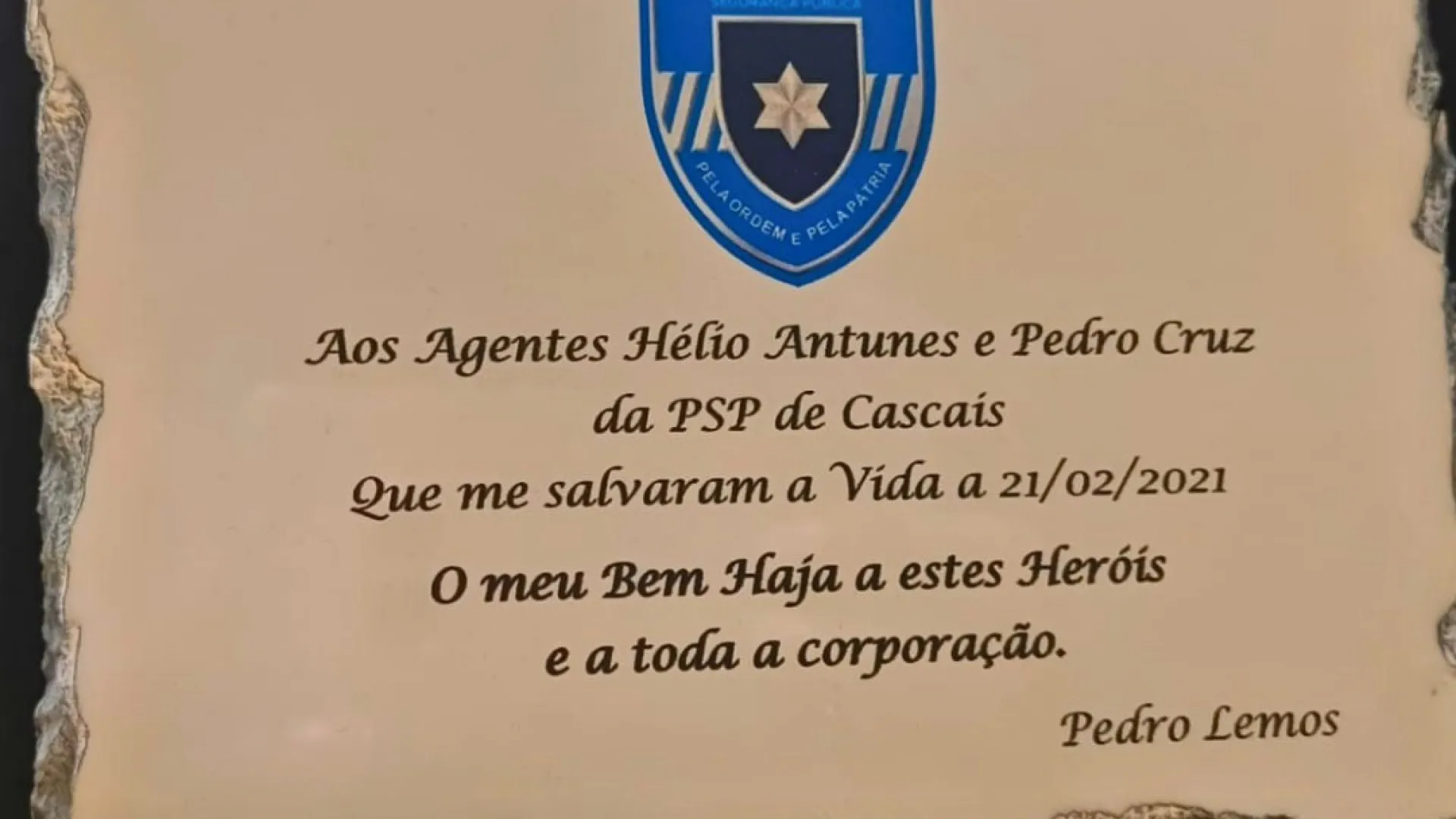 
                    Homem envia placa a agentes que o 