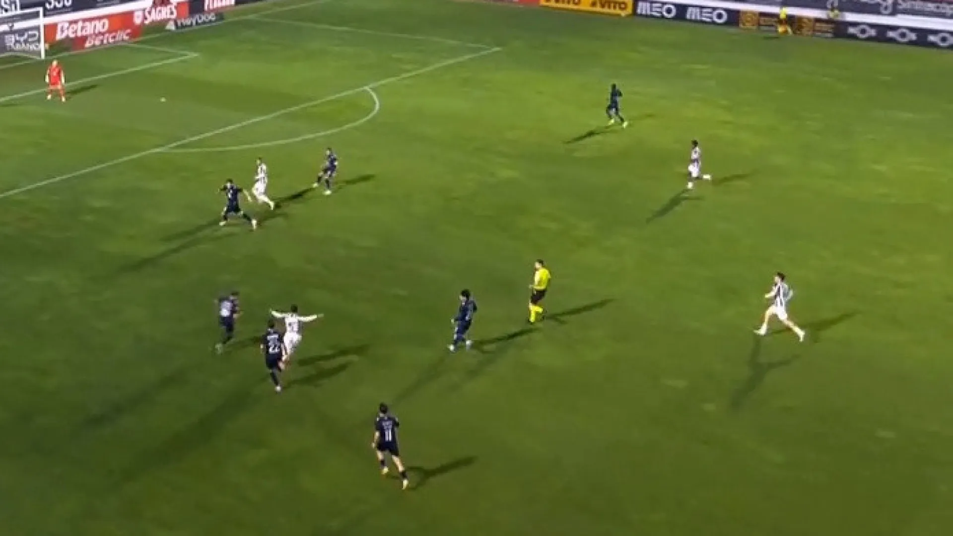 
                    Duas expulsões e quatro golos. Eis o resumo do Estrela da Amadora-Arouca
                