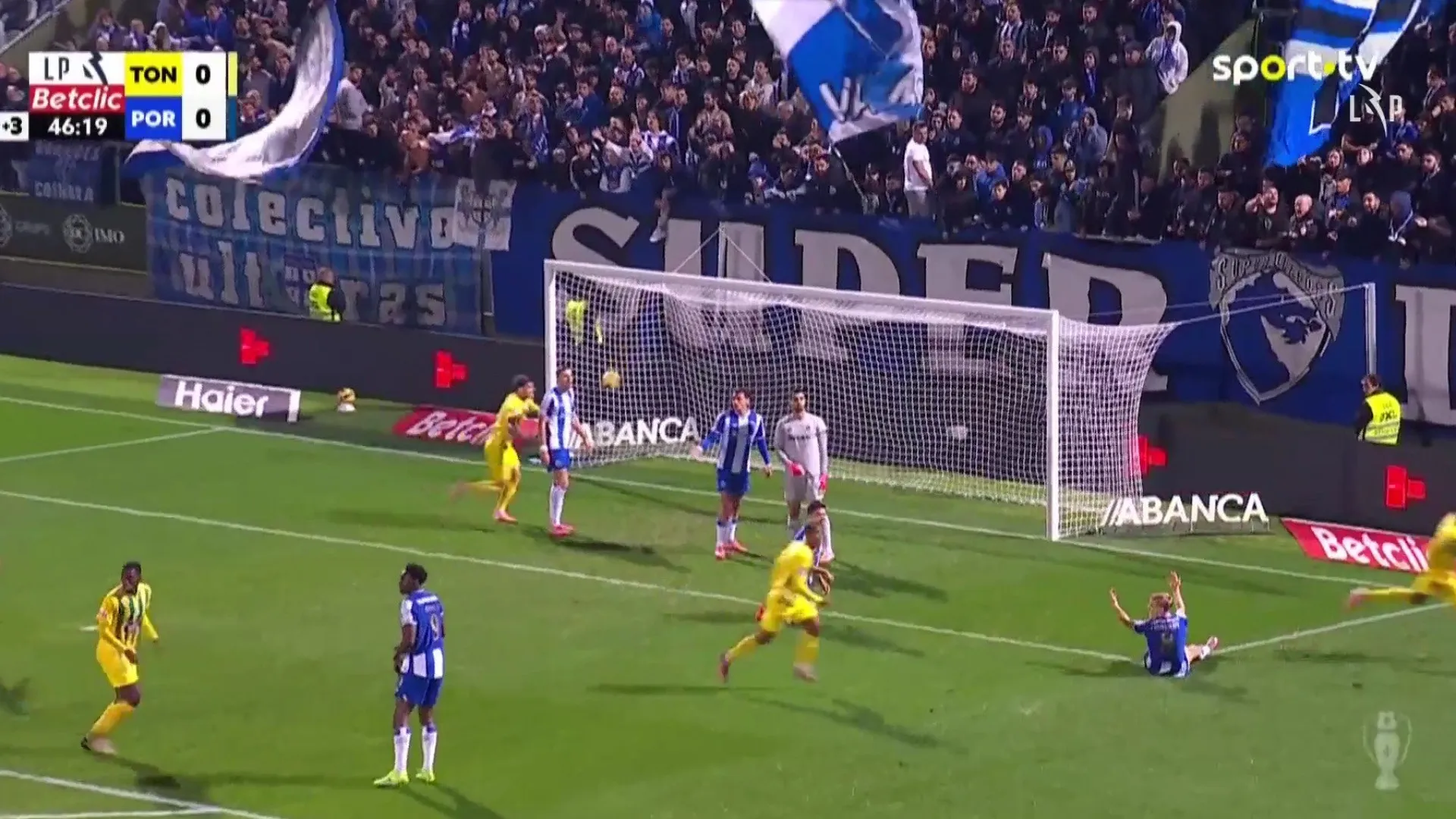 
                    Tondela ainda festejou este golo frente ao FC Porto... até ser anulado
                