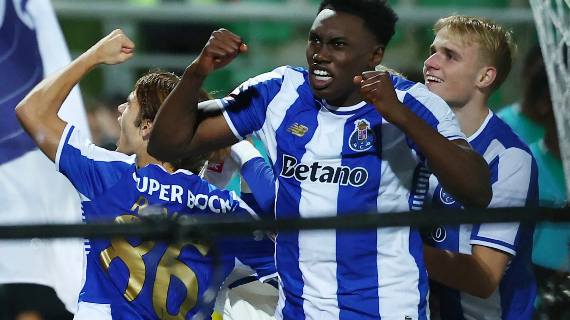 
                    Dois minutos fatais e uma faísca deixaram o FC Porto de olho no título
                