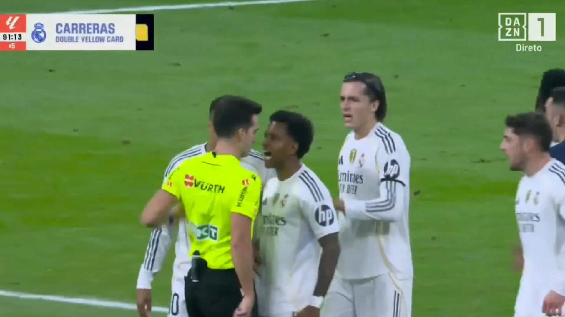 
                    Carreras viu dois amarelos em segundos, riu-se e instalou-se a confusão
                