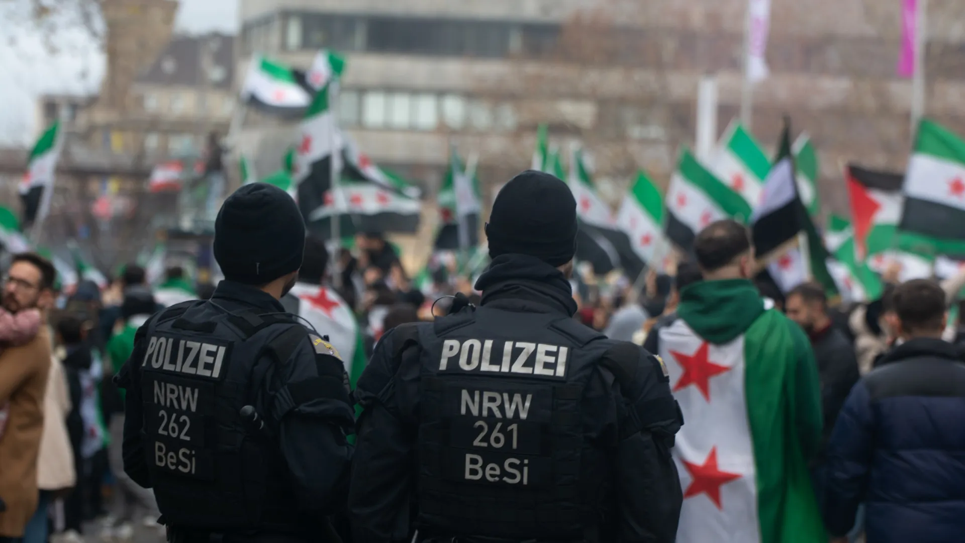 
                    Síria. Milhares celebram na Alemanha um ano da queda de al-Assad
                