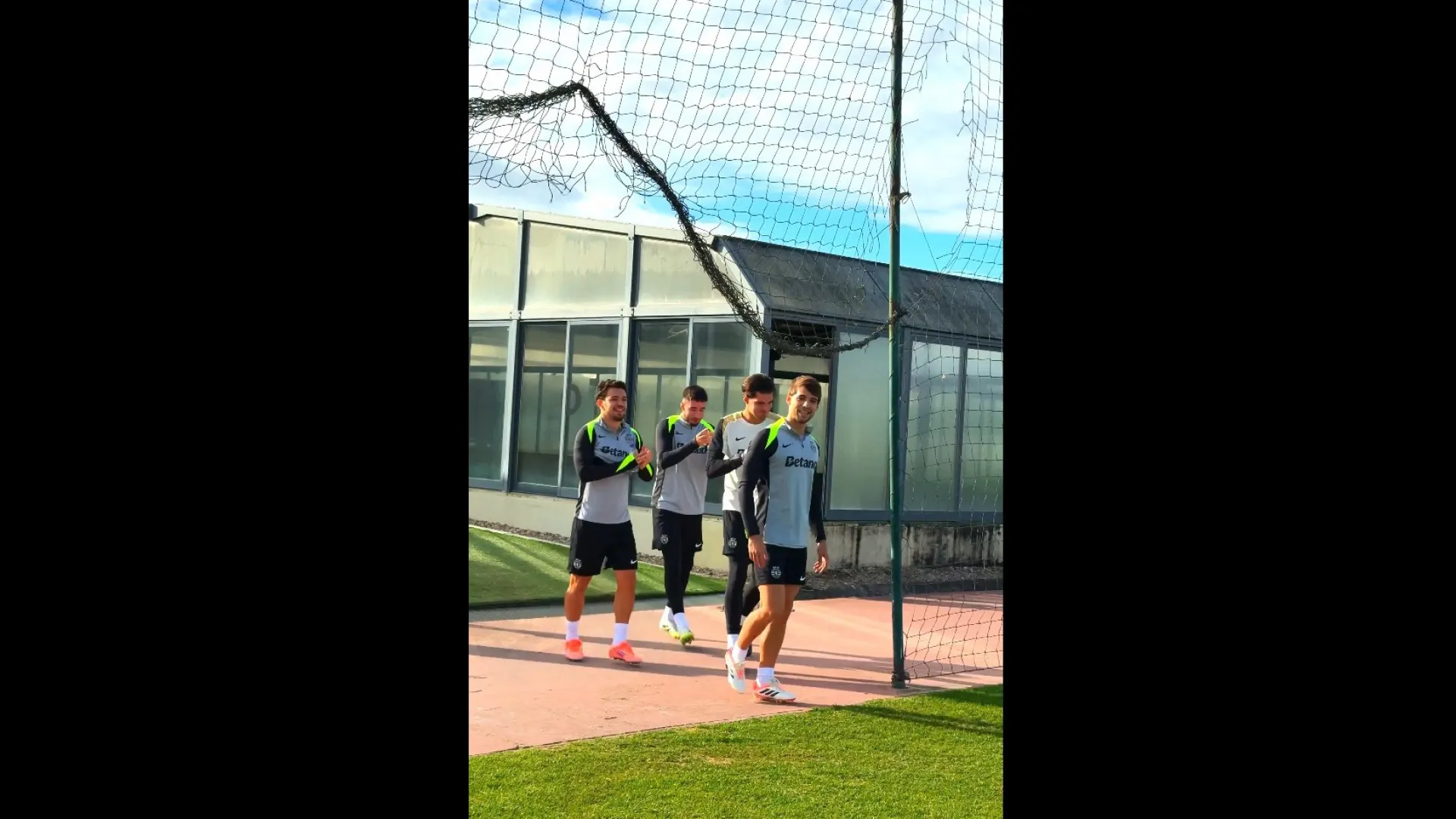 
                    Esta foi a receção de Daniel Bragança no regresso aos treinos do Sporting
                