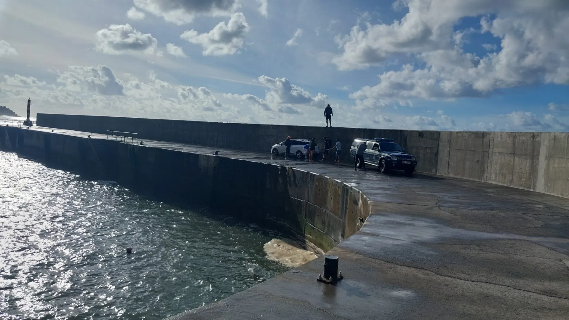 
                    Cinco pessoas resgatadas após serem arrastadas por onda na Madeira
                