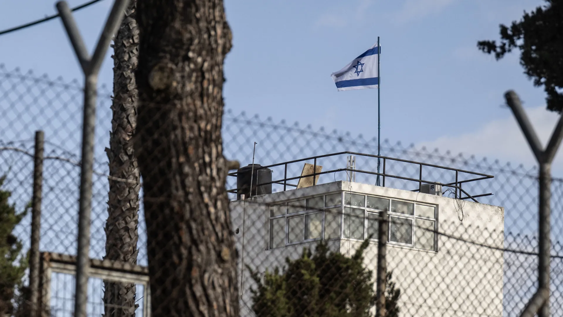 
                    Polícia substitui bandeira da ONU pela de Israel na UNRWA em Jerusalém
                