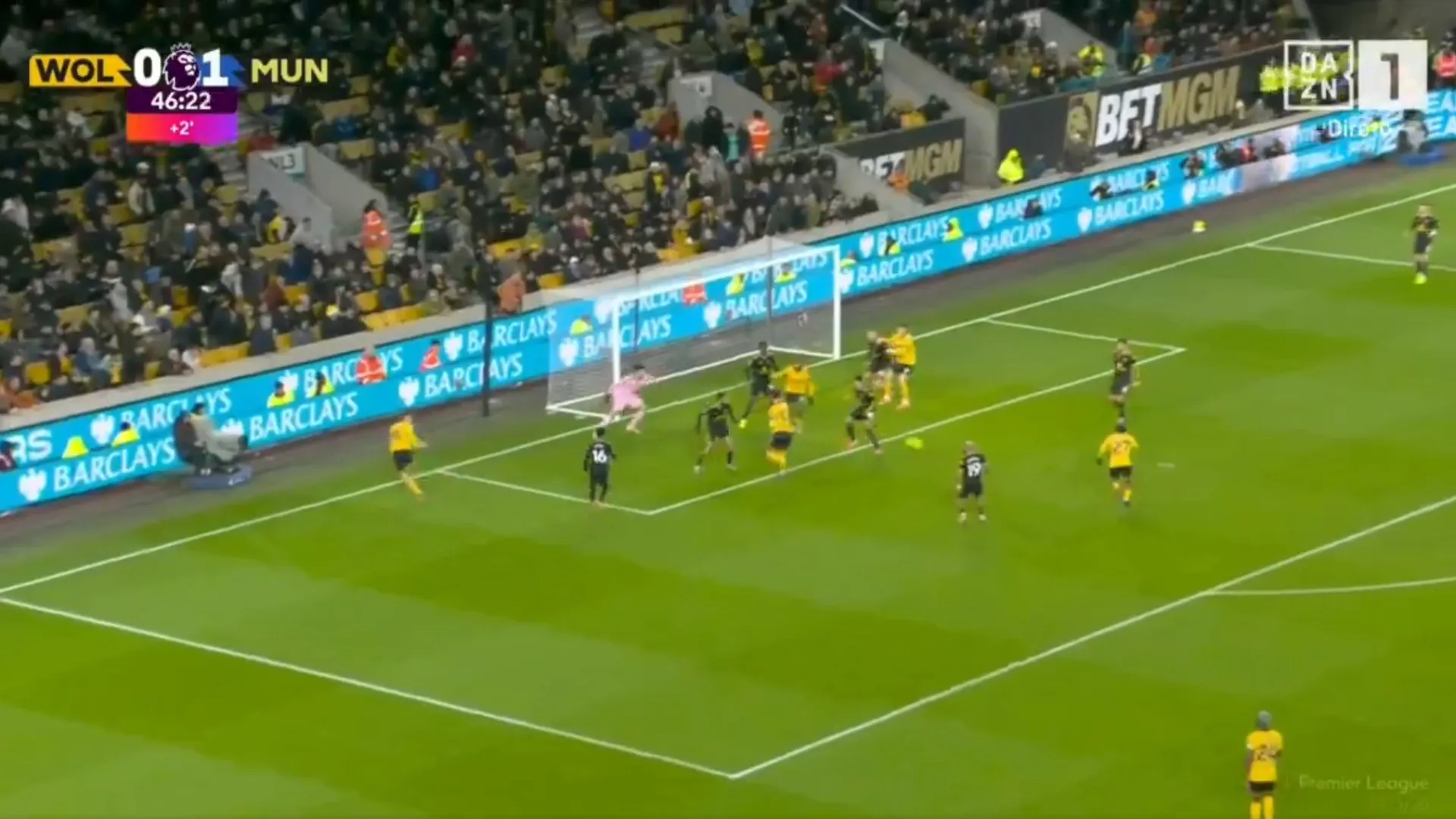 
                    Toti Gomes inicia jogada do empate do Wolves na receção ao United
                