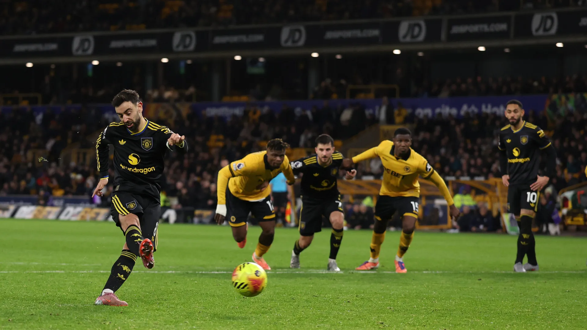 
                    Bruno e Dalot fazem 'estragos' na Premier. United sonha com Champions
                