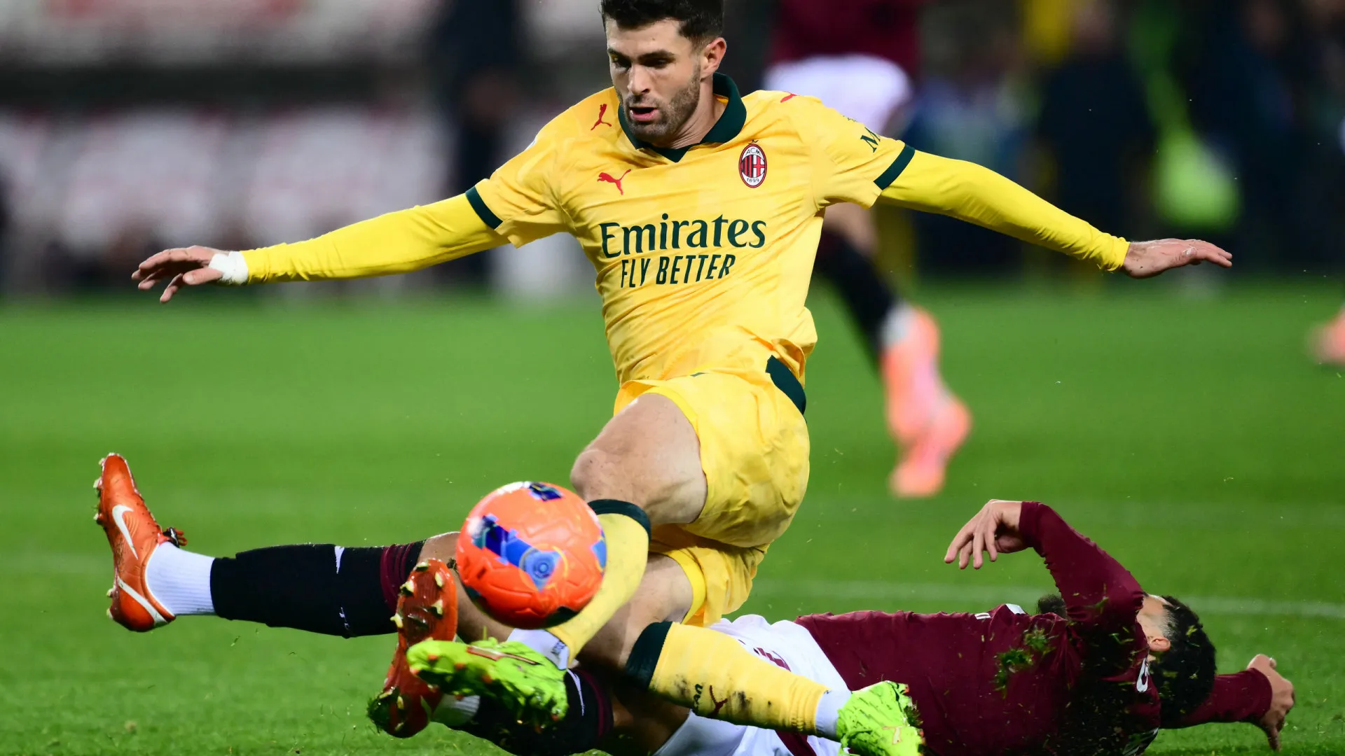 
                    Leão sai lesionado, mas herói Pulisic mantém AC Milan no topo da Serie A
                