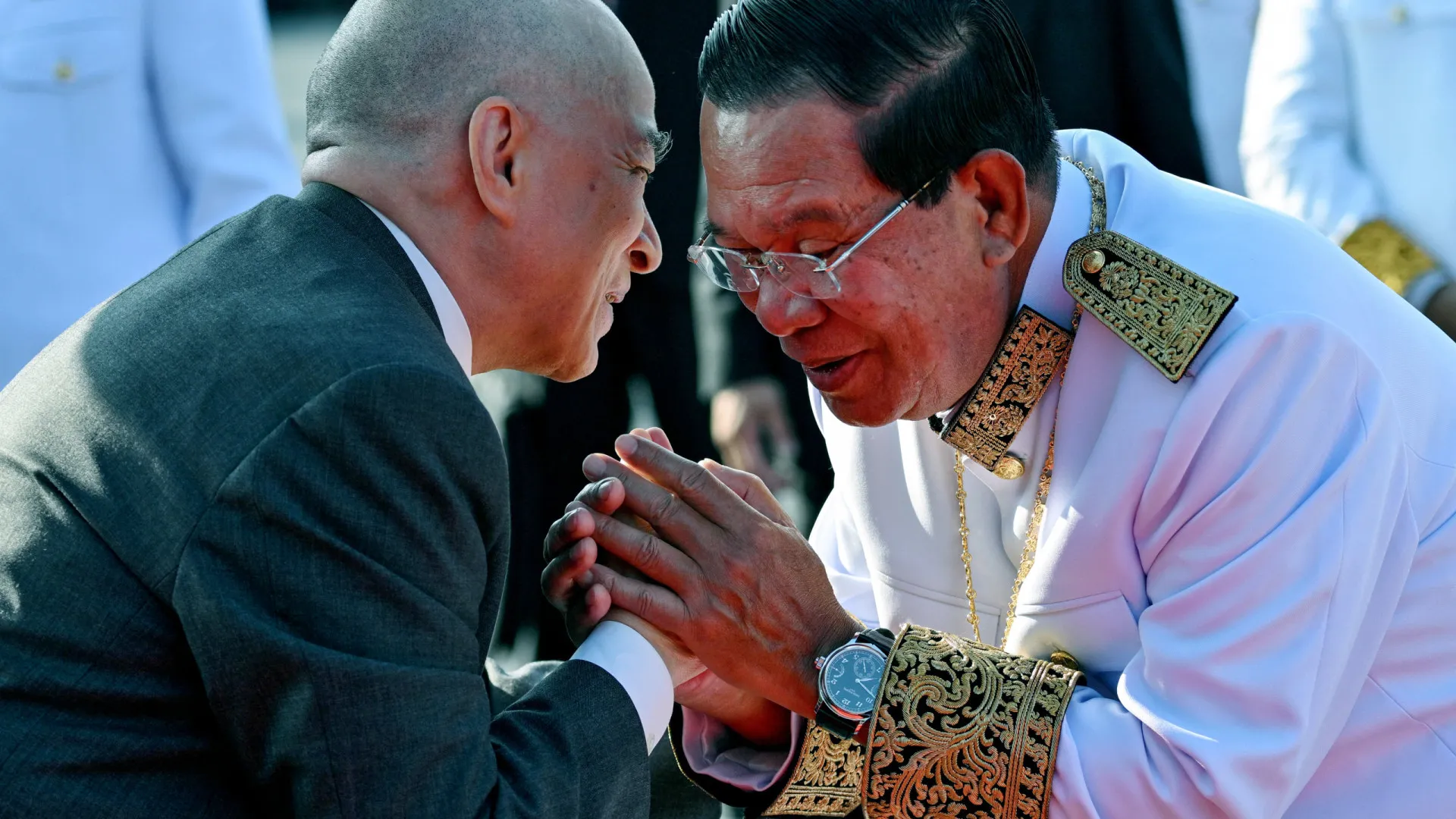 
                    Líder cambojano promete empenho na resposta militar contra a Tailândia
                