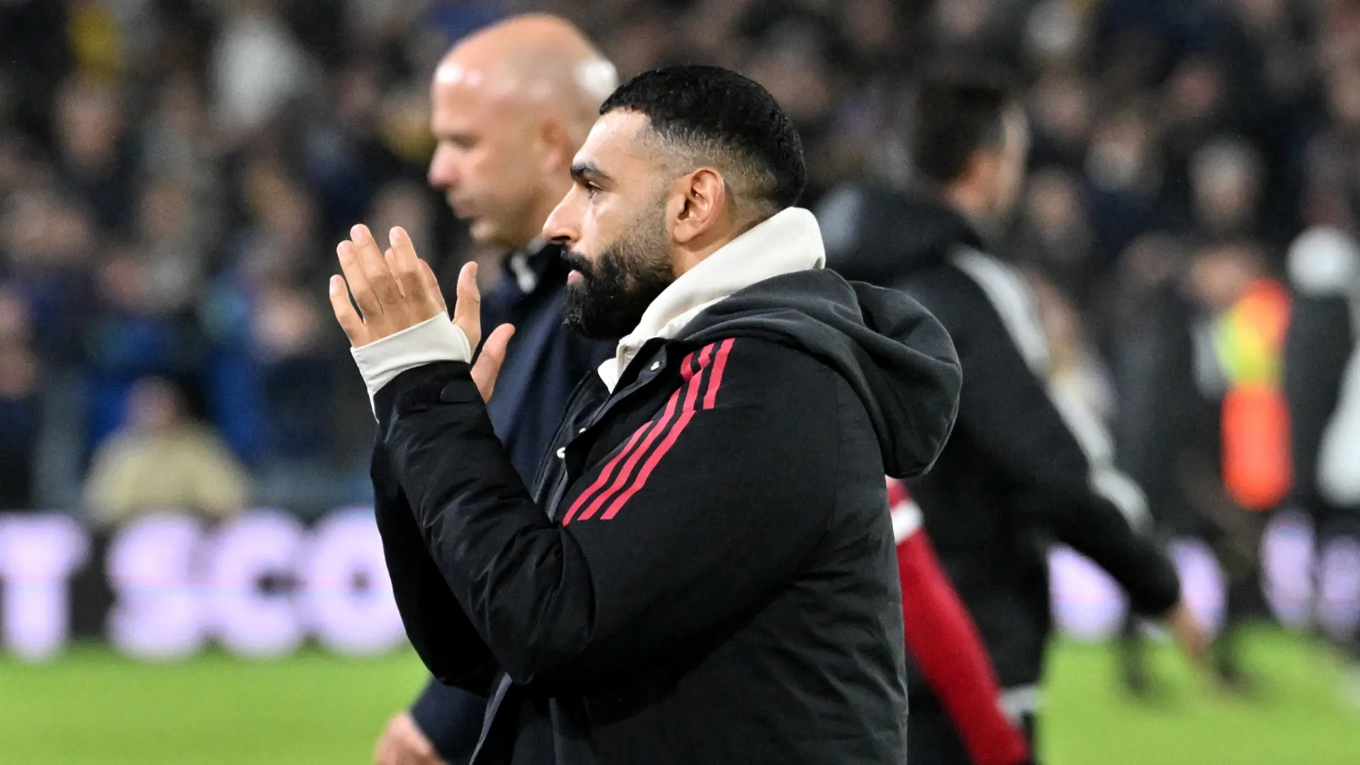 
                    Jamie Carragher 'rasga' Salah de alto a baixo: 