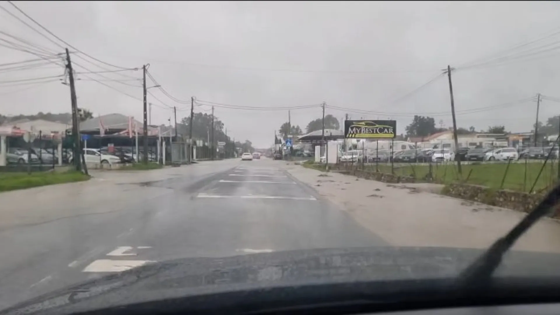
                    Mau tempo. Fernão Ferro volta a inundar com chuva intensa (e há imagens)
                