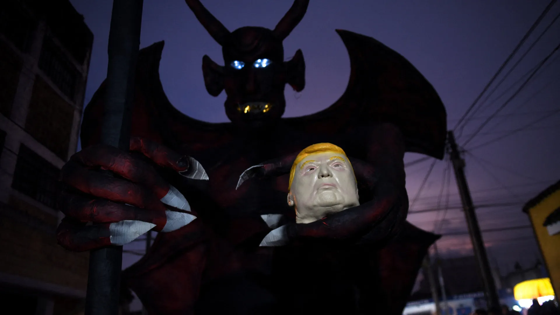 
                    Efígie decapitada de Trump é incendiada num festival na Guatemala
                