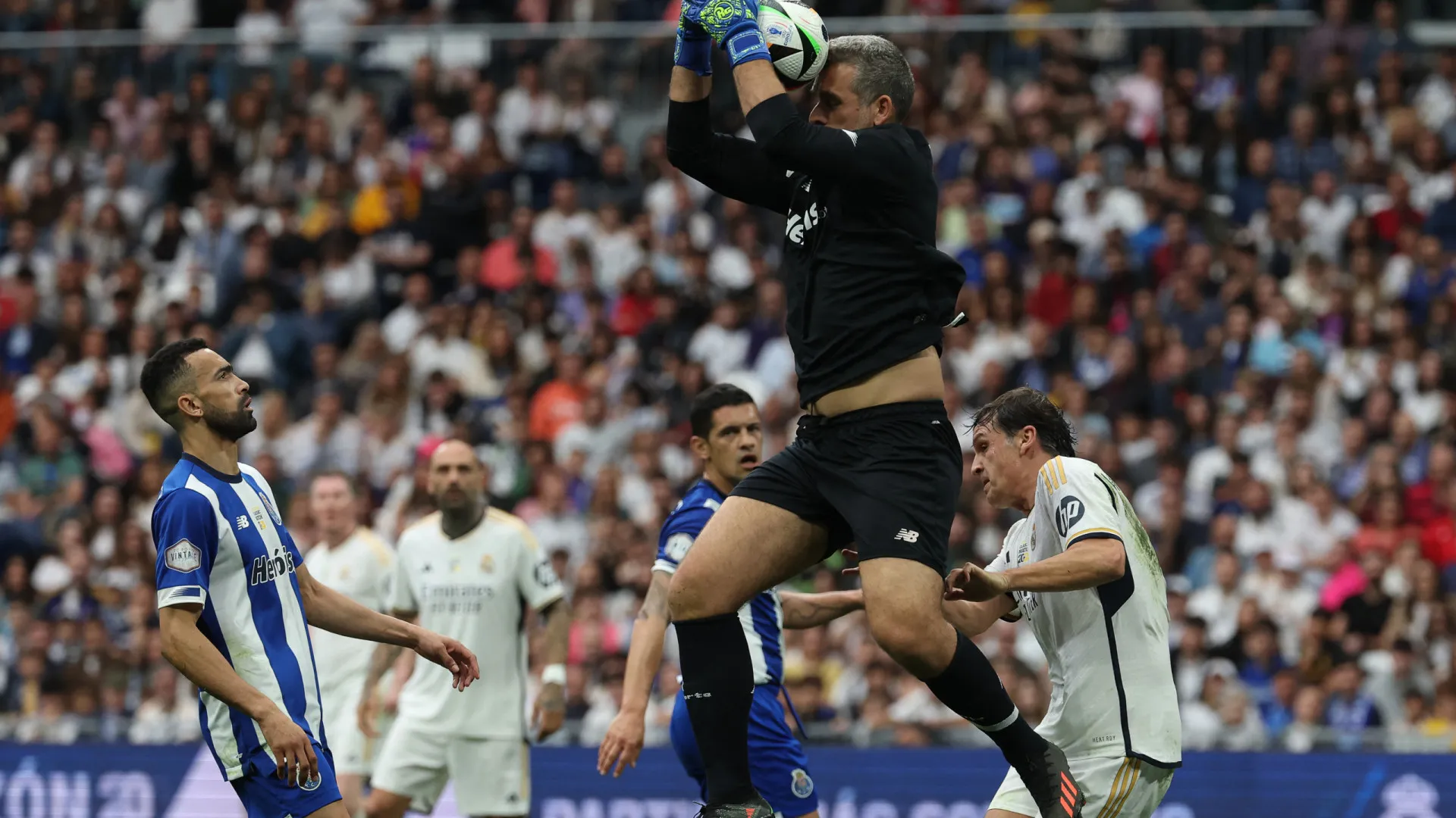 
                    O 'sucessor' de Baía que é ídolo no Chipre. O que é feito de Bruno Vale?
                
