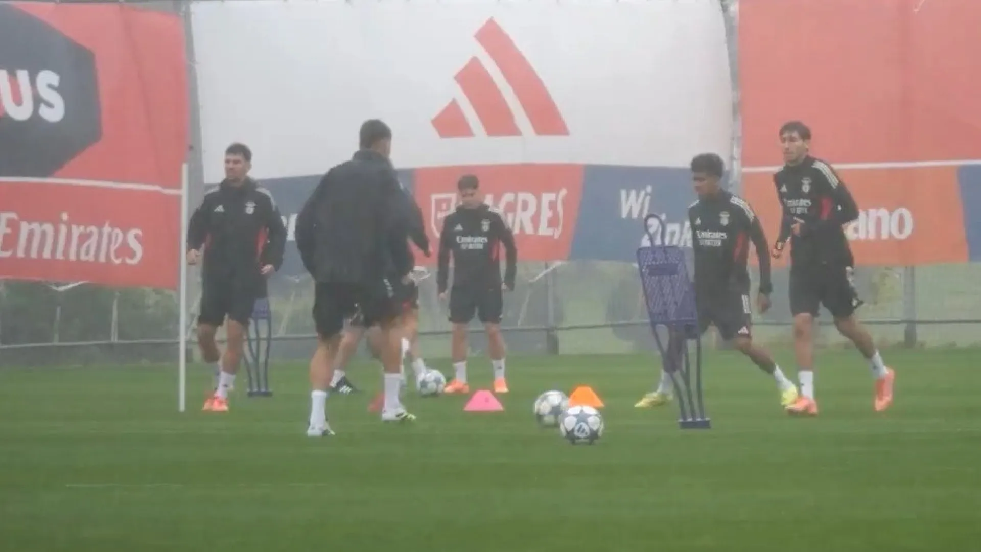 
                    Dilúvio será sinal de bênção? Benfica preparou Napoli e não faltou chuva
                