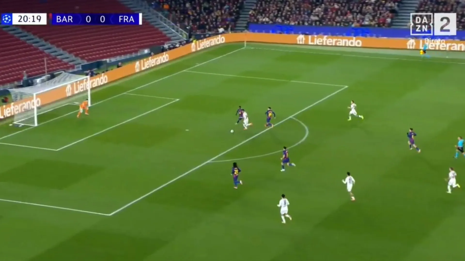 
                    Knauff dá esperança ao Frankfurt na visita ao mítico Camp Nou
                