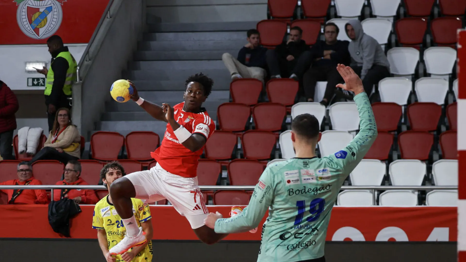 
                    Benfica coloca fim à sequência negativa e consolida 3.º lugar
                