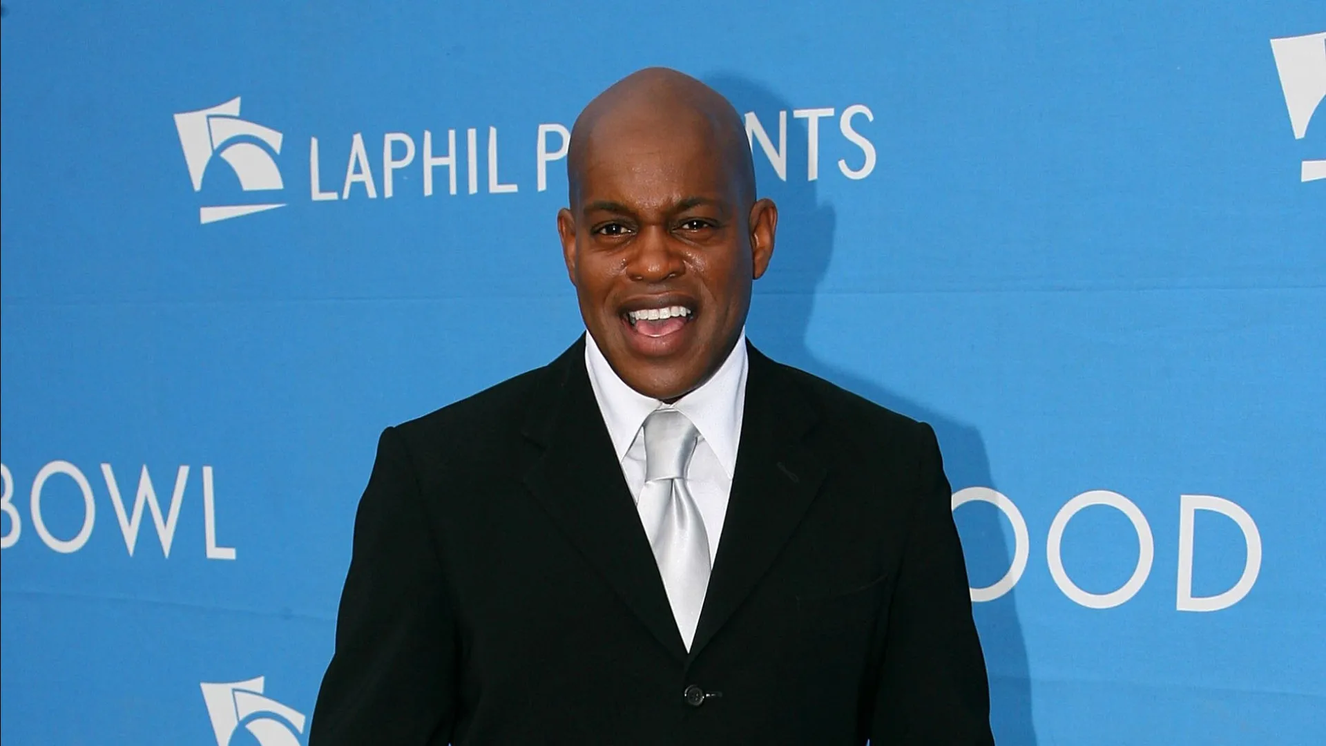 
                    Cantor Jubilant Sykes esfaqueado até à morte em casa, filho detido
                