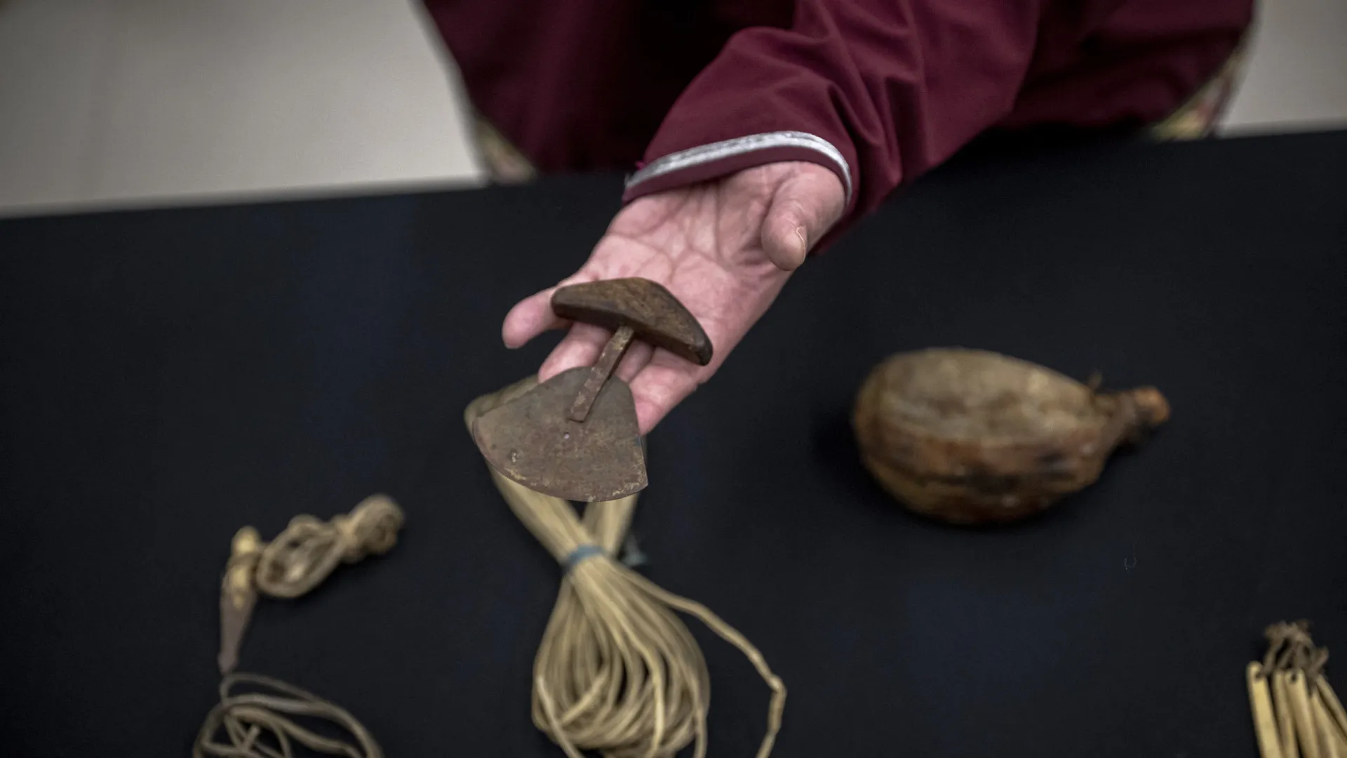 
                    Após um século no Vaticano, artefactos indígenas regressam ao Canadá
                