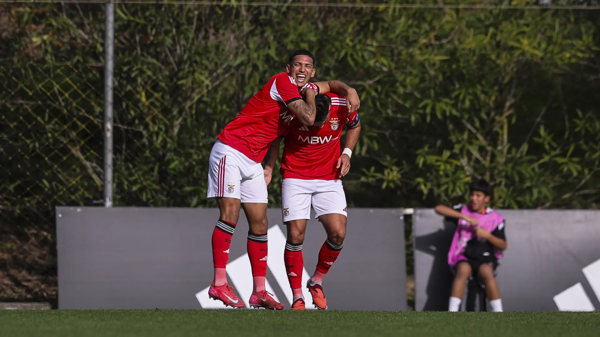 
                    Benfica fecha fase de liga da UEFA Youth League a 'devorar' napolitanos
                