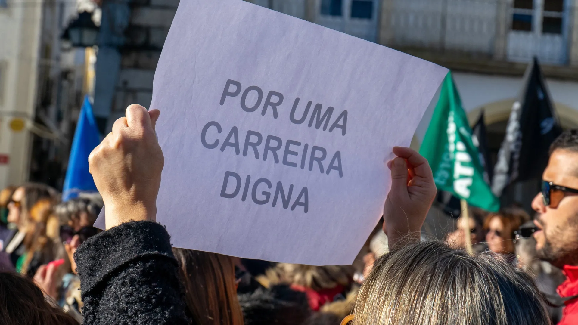 
                    AO MINUTO: É hoje! Greve geral ameaça parar saúde, educação, transportes
                