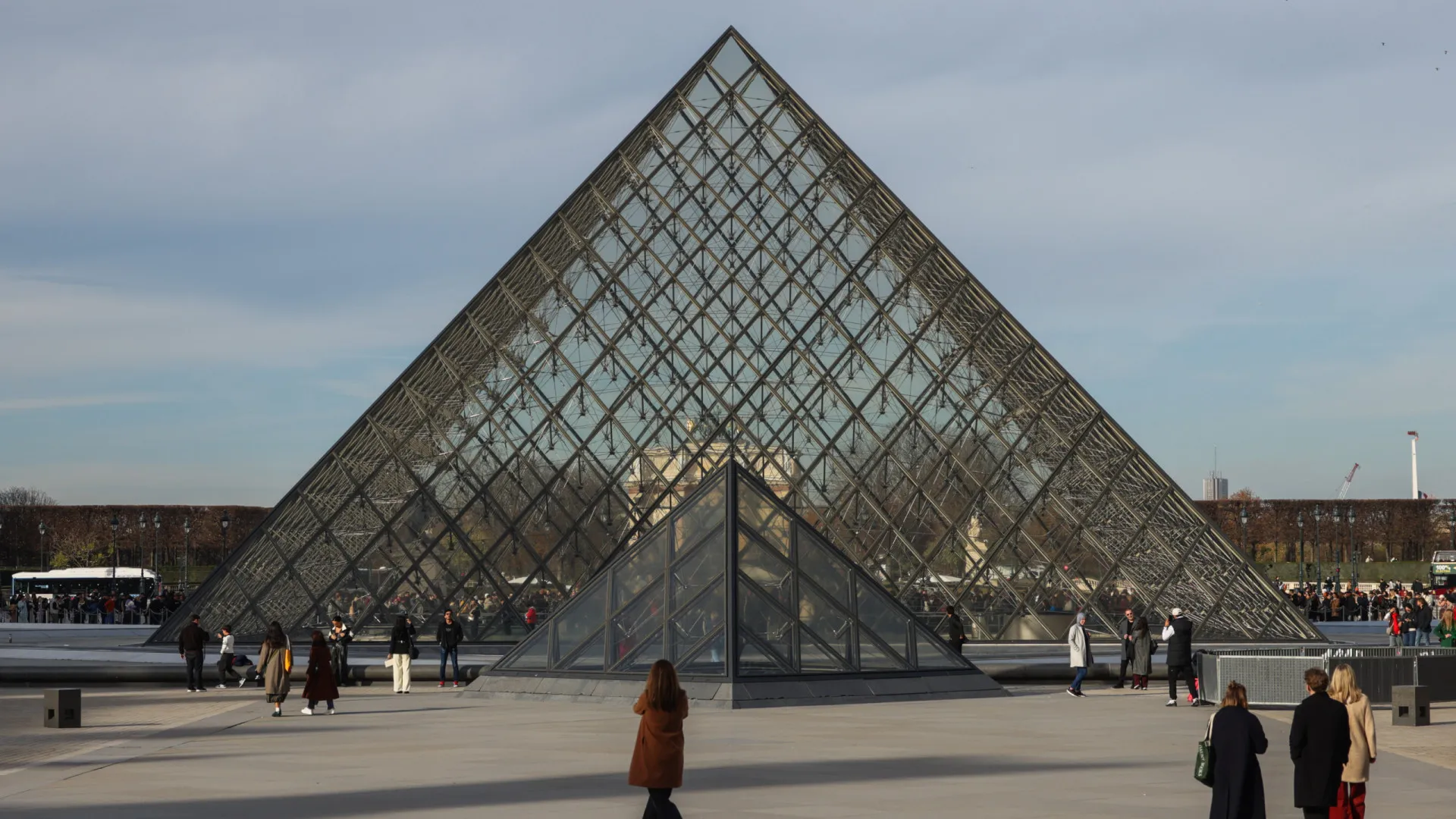 
                    Assaltantes do Louvre não foram apanhados por 