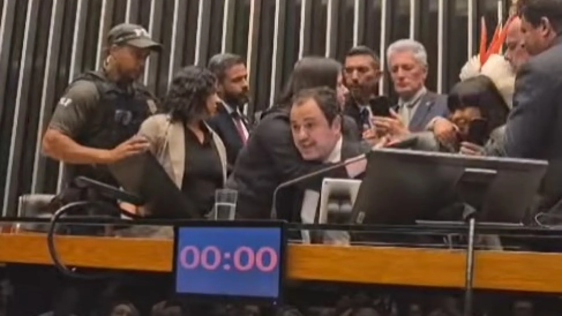 
                    Brasil. Deputado é retirado pela polícia após ocupar mesa da presidência
                