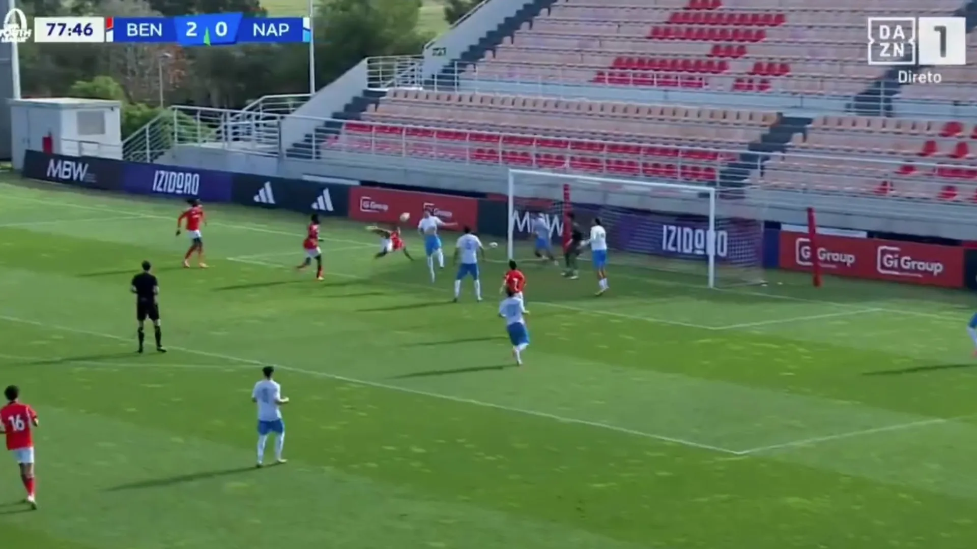 
                    De letra para a bicicleta. Eis o golo do Benfica que promete correr mundo
                