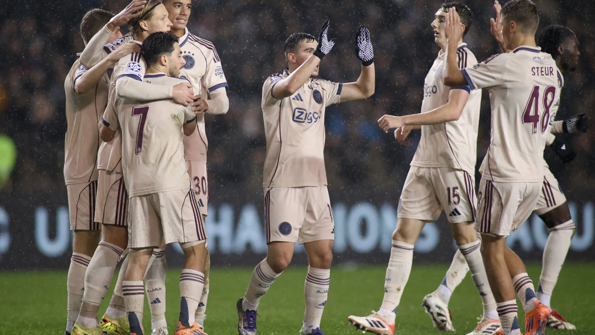 
                    Ajax mostra ao Benfica como se bate o Qarabag. Renato Veiga perde
                