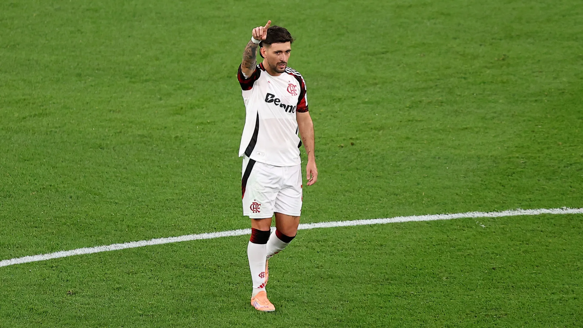 
                    De Arrascaeta coloca Flamengo na rota da final da Taça Intercontinental
                