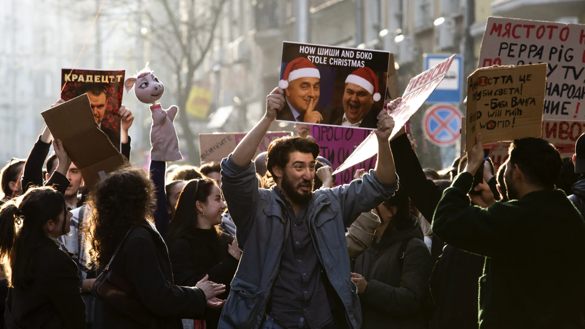 
                    Dezenas de milhares protestam em Sófia pela demissão do Governo
                