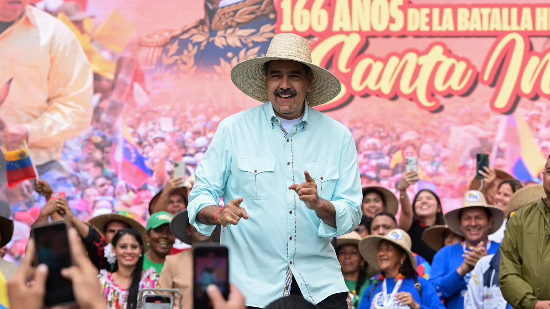 
                    Em plena tensão com EUA, Maduro canta 