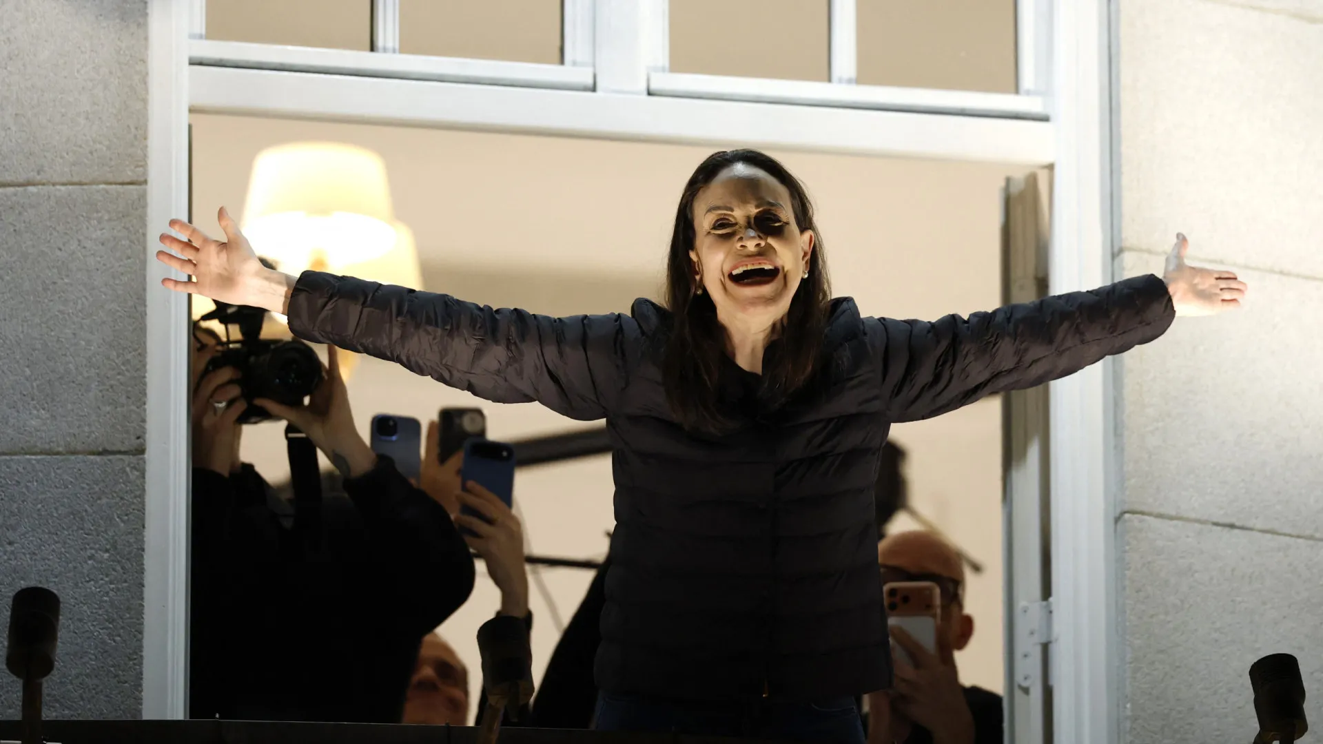 
                    María Corina Machado aparece em público em hotel de Oslo. As imagens
                