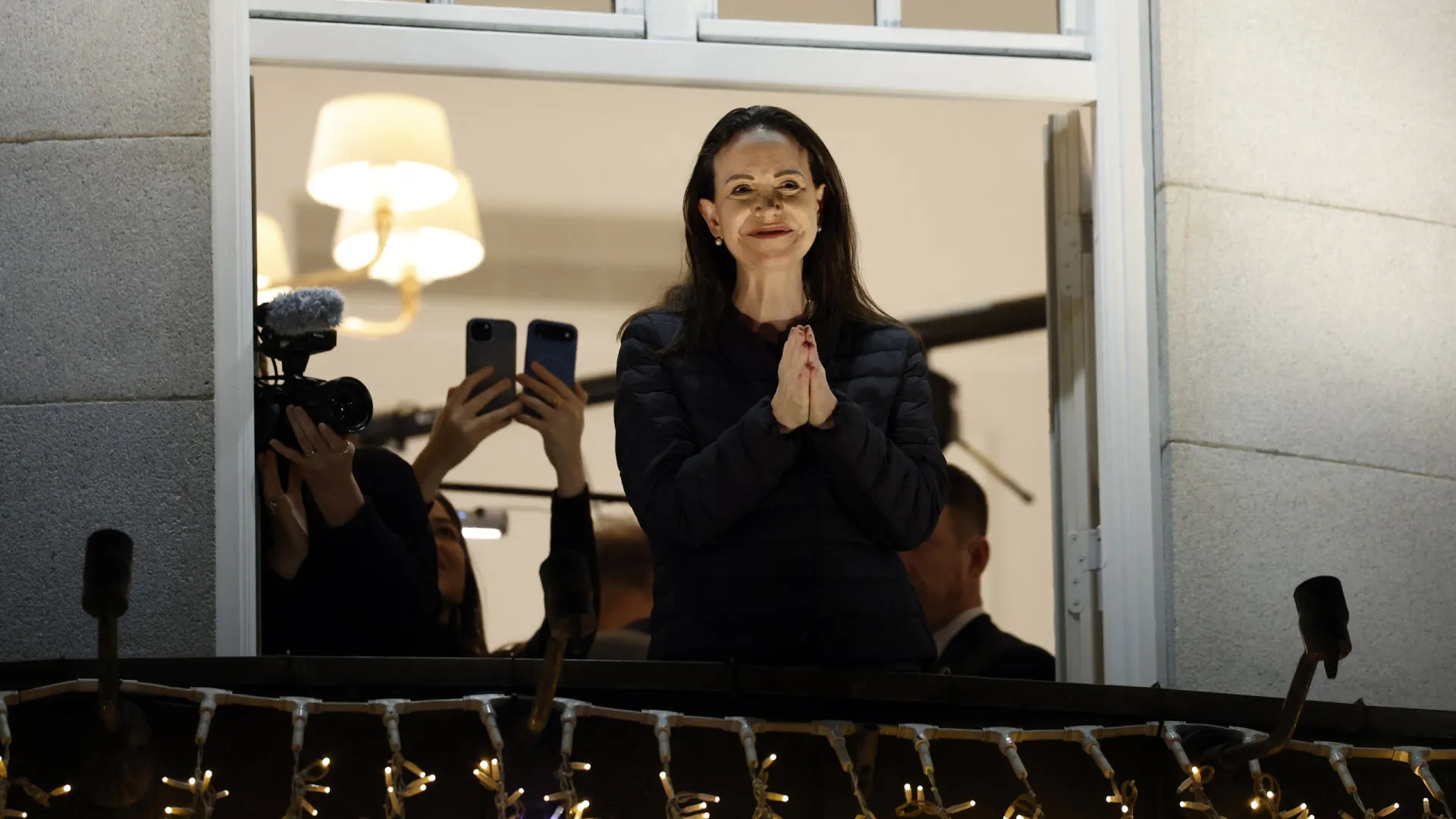 
                    Corina Machado revela que fraturou vértebra durante fuga da Venezuela
                