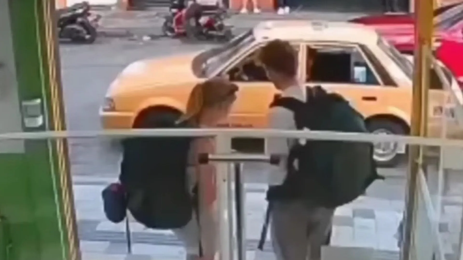 
                    Casal de turistas assaltado. Homem foge e namorada... enfrenta ladrão
                