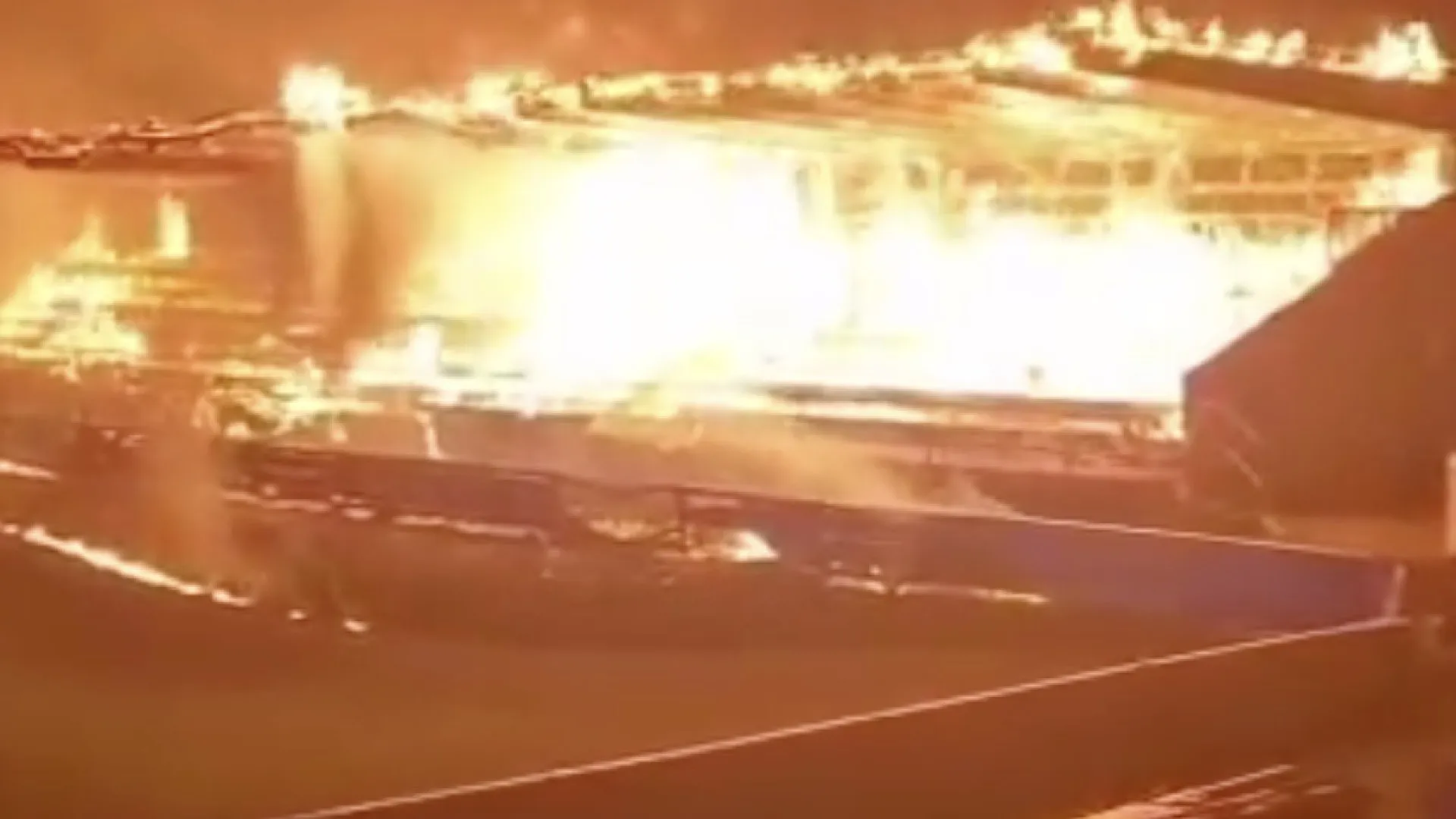 
                    Histórico desce de divisão e adolescente de 15 anos pega fogo ao estádio
                