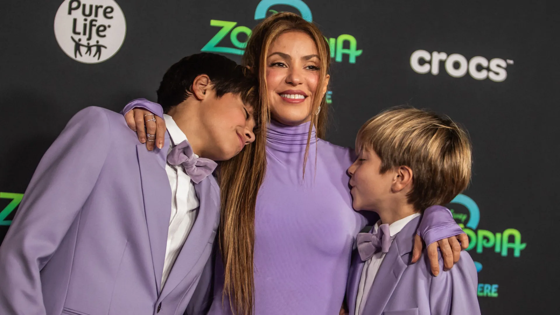 
                    Shakira e filhos cantam juntos em concerto. 