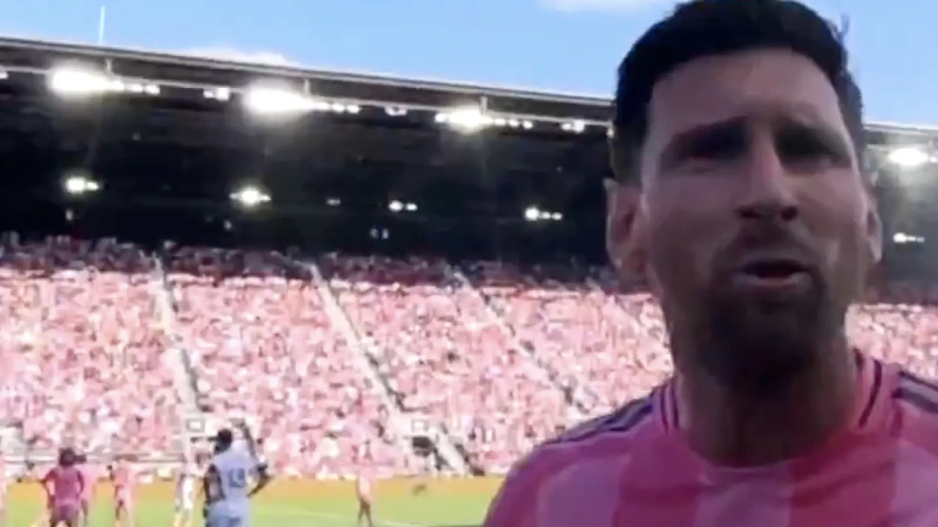 
                    Quer saber o que é ser árbitro e 'levar' com Messi? A MLS mostra
                