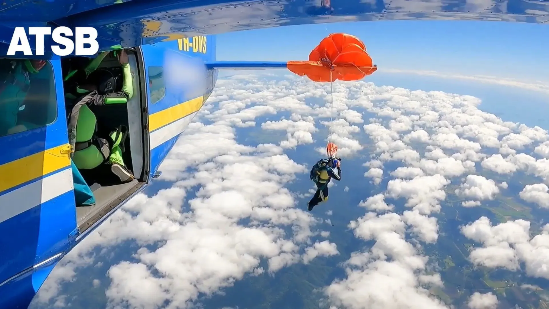 
                    Vídeo mostra momento em que paraquedista fica preso na asa de avião
                