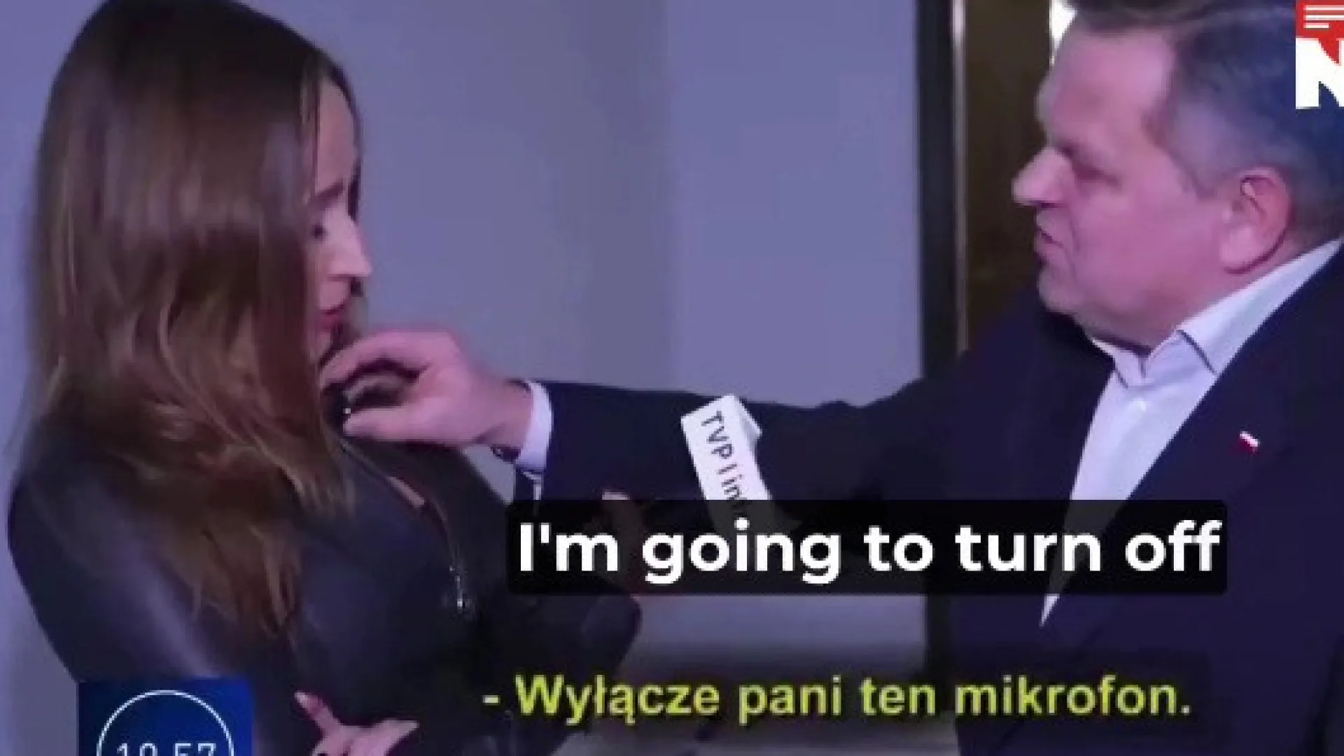 
                    Senador polaco tenta 'calar' jornalista durante entrevista sobre guerra
                