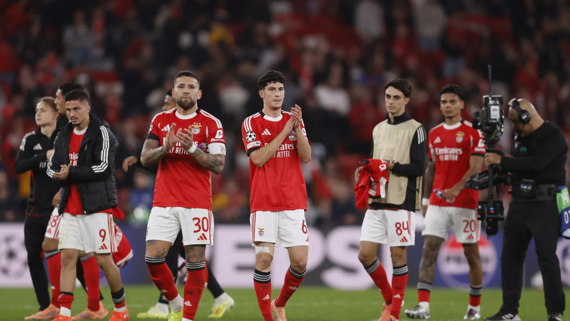 
                    José Neto e Tiago Freitas com esta mensagem na estreia pelo Benfica
                