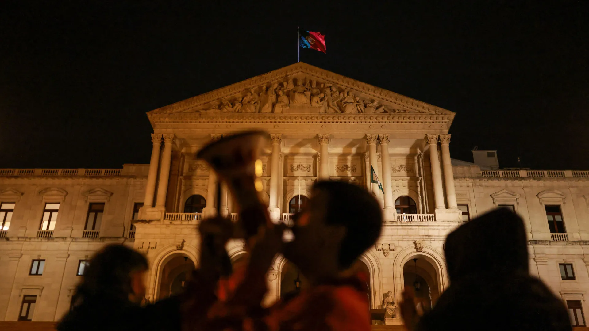 
                    Do Rossio a São Bento, grevistas marcham contra pacote laboral. As fotos
                